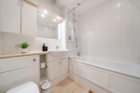 2 bedroom flat for sale, Keats Close, London, SW19