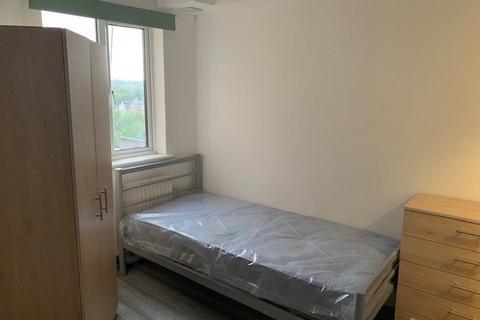 Studio to rent, High Road, Whetstone N20