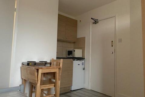 Studio to rent, High Road, Whetstone N20
