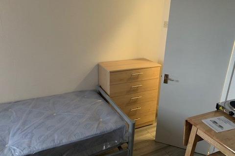 Studio to rent, High Road, Whetstone N20