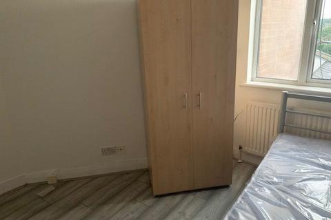 Studio to rent, High Road, Whetstone N20