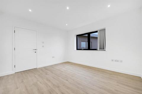 1 bedroom flat to rent, 1A Spring Gardens, Romford RM7