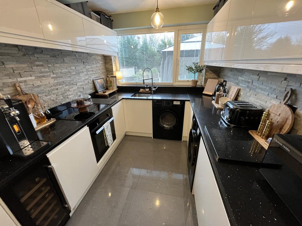 Kitchen 2.jpeg
