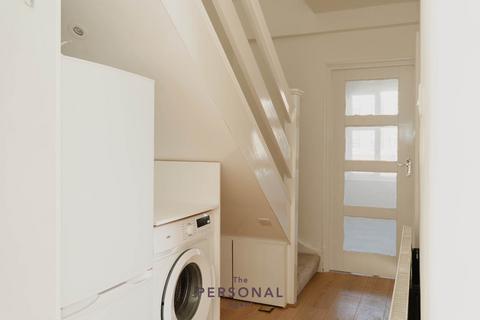 4 bedroom flat to rent, Stoneleigh Broadway, Epsom