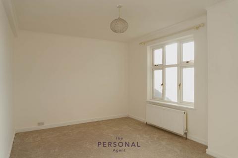 4 bedroom flat to rent, Stoneleigh Broadway, Epsom