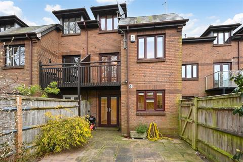 3 bedroom end of terrace house to rent, Penfolds Place, Arundel