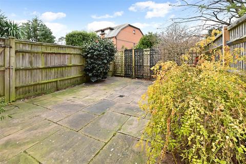 3 bedroom end of terrace house to rent, Penfolds Place, Arundel