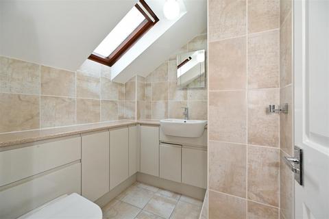 3 bedroom end of terrace house to rent, Penfolds Place, Arundel