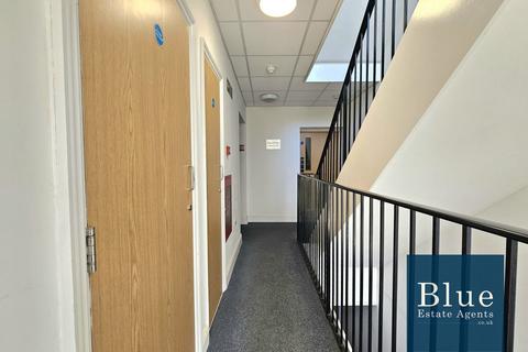2 bedroom apartment for sale, Hunting Place, Hounslow, TW5