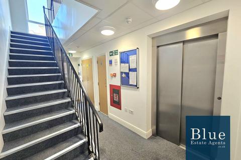 2 bedroom apartment for sale, Hunting Place, Hounslow, TW5