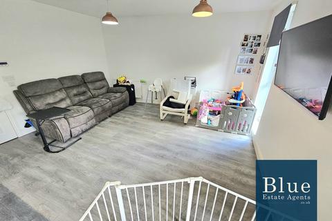 2 bedroom apartment for sale, Hunting Place, Hounslow, TW5