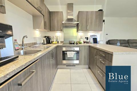 2 bedroom apartment for sale, Hunting Place, Hounslow, TW5