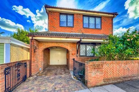 3 bedroom detached house for sale, Tickfield Avenue, Southend-on-sea, SS2 6