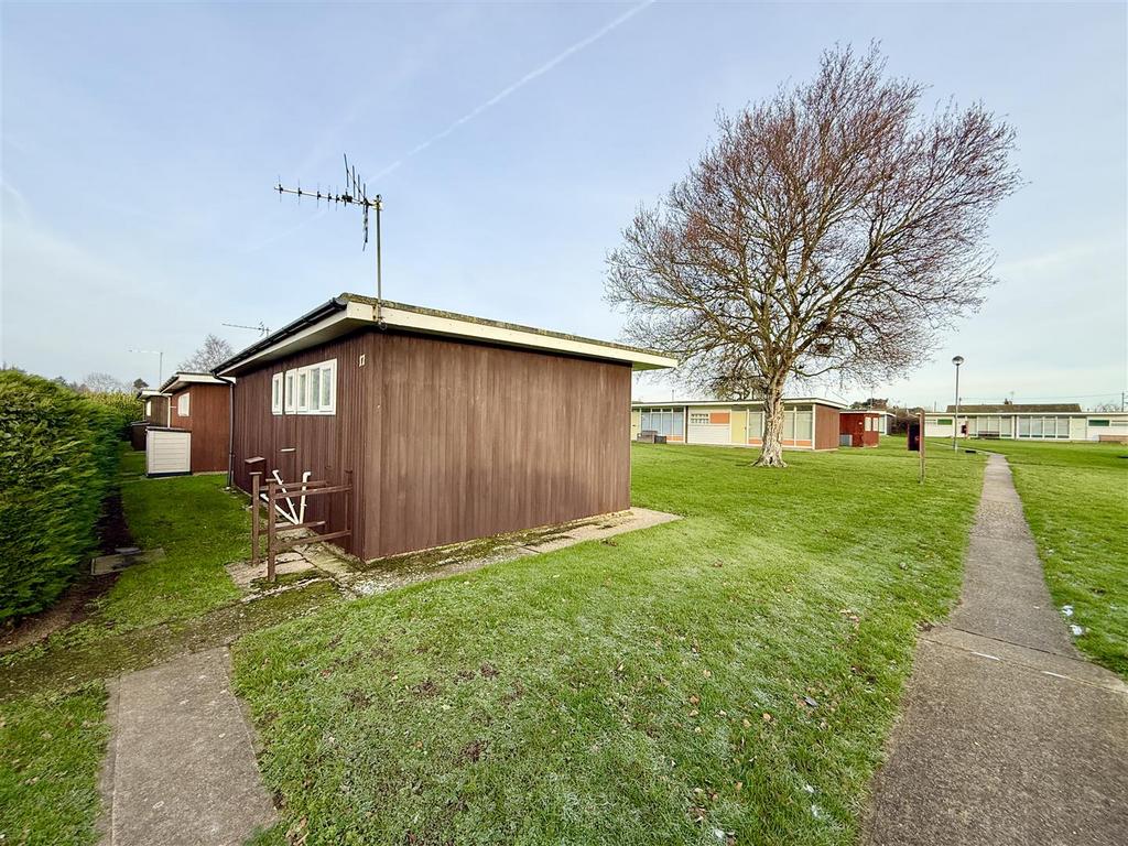 Communal grounds and side/rear aspect