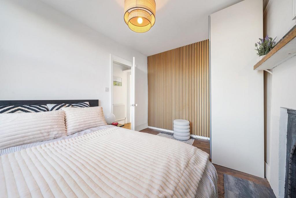 Bedroom 1 (2).JPG