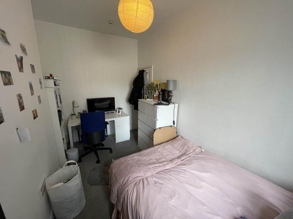 Middle bedroom rever