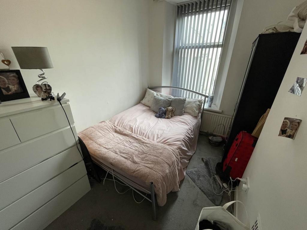 Middle bedroom