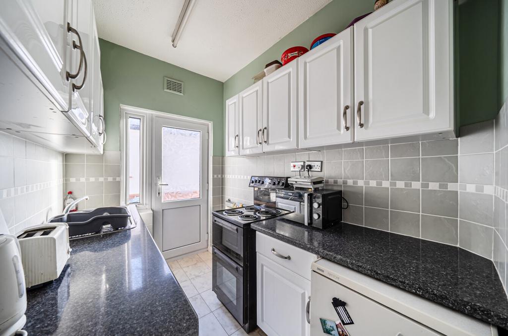 1395427-4-695e4bd...