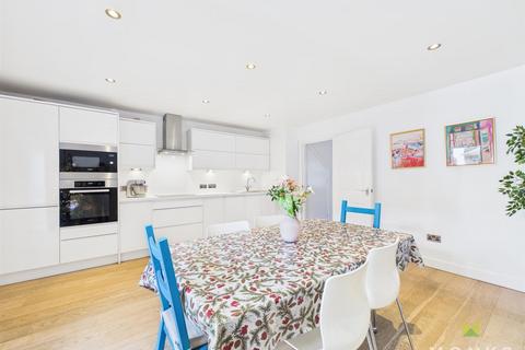 3 bedroom townhouse for sale, Weaver Close, Oswestry