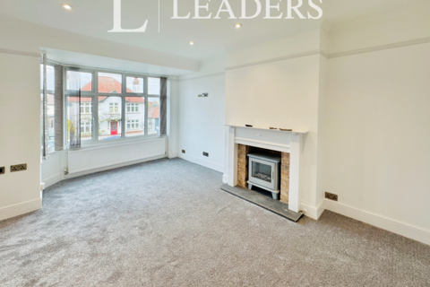 2 bedroom flat to rent, Crescent Road, IP11