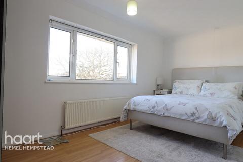 4 bedroom semi-detached house to rent, Daggesdell, Hemel Hempstead