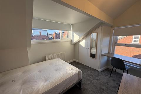 1 bedroom in a house share to rent, Beechwood Terrace, Burley, Leeds LS4, 2NG