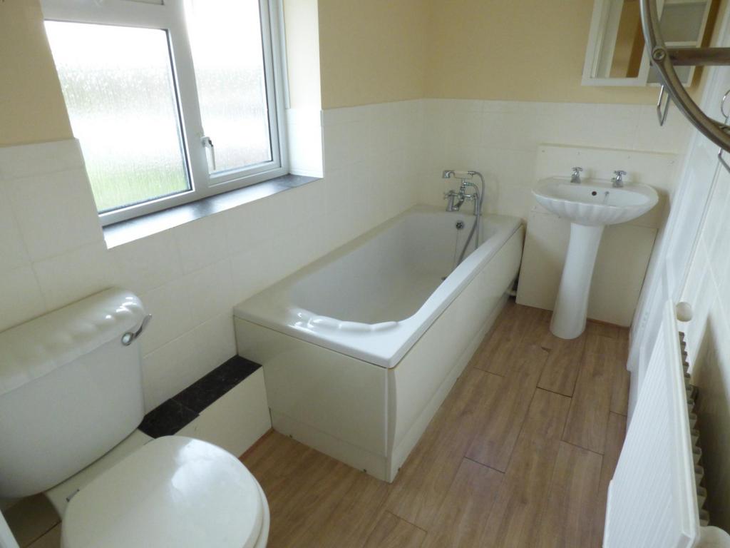 Bathroom 2 (Main)