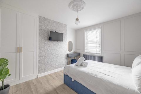 2 bedroom terraced house to rent, Victoria Street, Windsor SL4