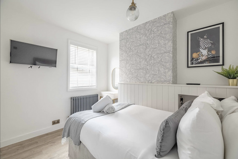 2 bedroom terraced house to rent, Victoria Street, Windsor SL4