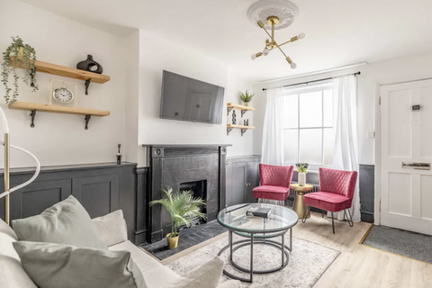 2 bedroom terraced house to rent, Victoria Street, Windsor SL4