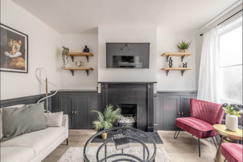 2 bedroom terraced house to rent, Victoria Street, Windsor SL4