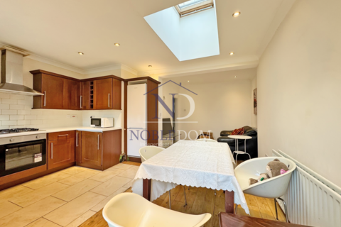 3 bedroom semi-detached house to rent, Brentford, TW8