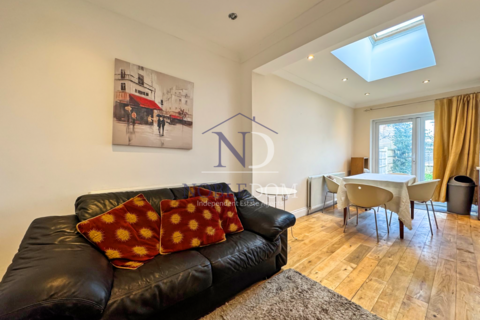 3 bedroom semi-detached house to rent, Brentford, TW8