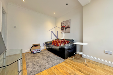 3 bedroom semi-detached house to rent, Brentford, TW8