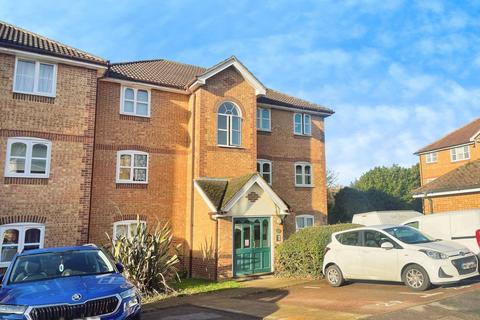 2 bedroom flat to rent, Worcester Gardens, Slough SL1