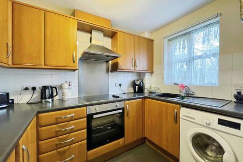 2 bedroom flat to rent, Worcester Gardens, Slough SL1
