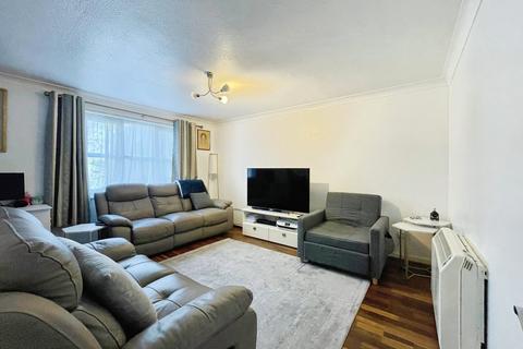 2 bedroom flat to rent, Worcester Gardens, Slough SL1