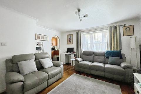 2 bedroom flat to rent, Worcester Gardens, Slough SL1