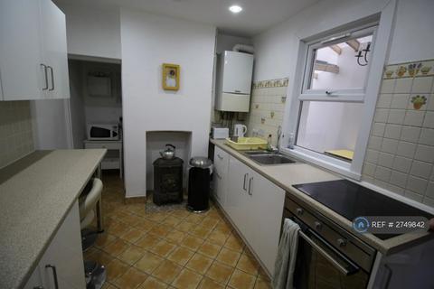 3 bedroom terraced house to rent, Thorpe Road, London, E6