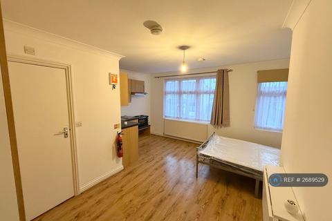 1 bedroom in a house share to rent, Ethelbert Gardens, Ilford, IG2
