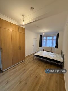 1 bedroom in a house share to rent, Ethelbert Gardens, Ilford, IG2