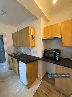 1 bedroom in a house share to rent, Ethelbert Gardens, Ilford, IG2
