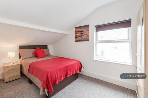 1 bedroom in a house share to rent, Woodford Road, Watford, WD17