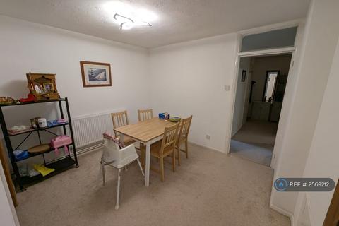 2 bedroom flat to rent, Deborah Close, Isleworth, TW7