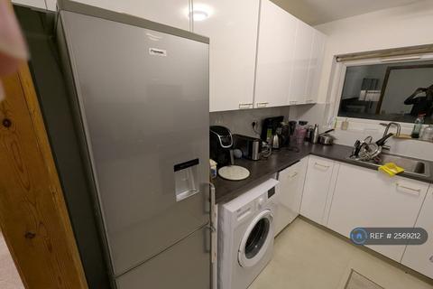 2 bedroom flat to rent, Deborah Close, Isleworth, TW7