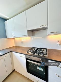 2 bedroom flat to rent, Deborah Close, Isleworth, TW7