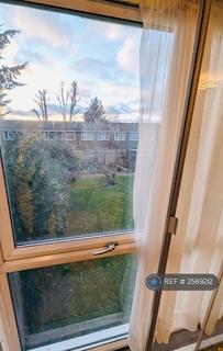 2 bedroom flat to rent, Deborah Close, Isleworth, TW7