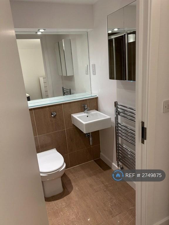 Ensuite Bathroom 2