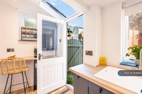3 bedroom terraced house to rent, Stanford Road, Lymington, SO41