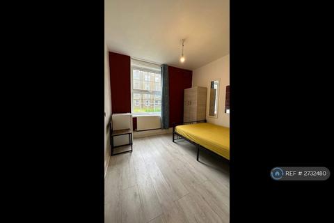 1 bedroom in a flat share to rent, Chicksand House, London, E1